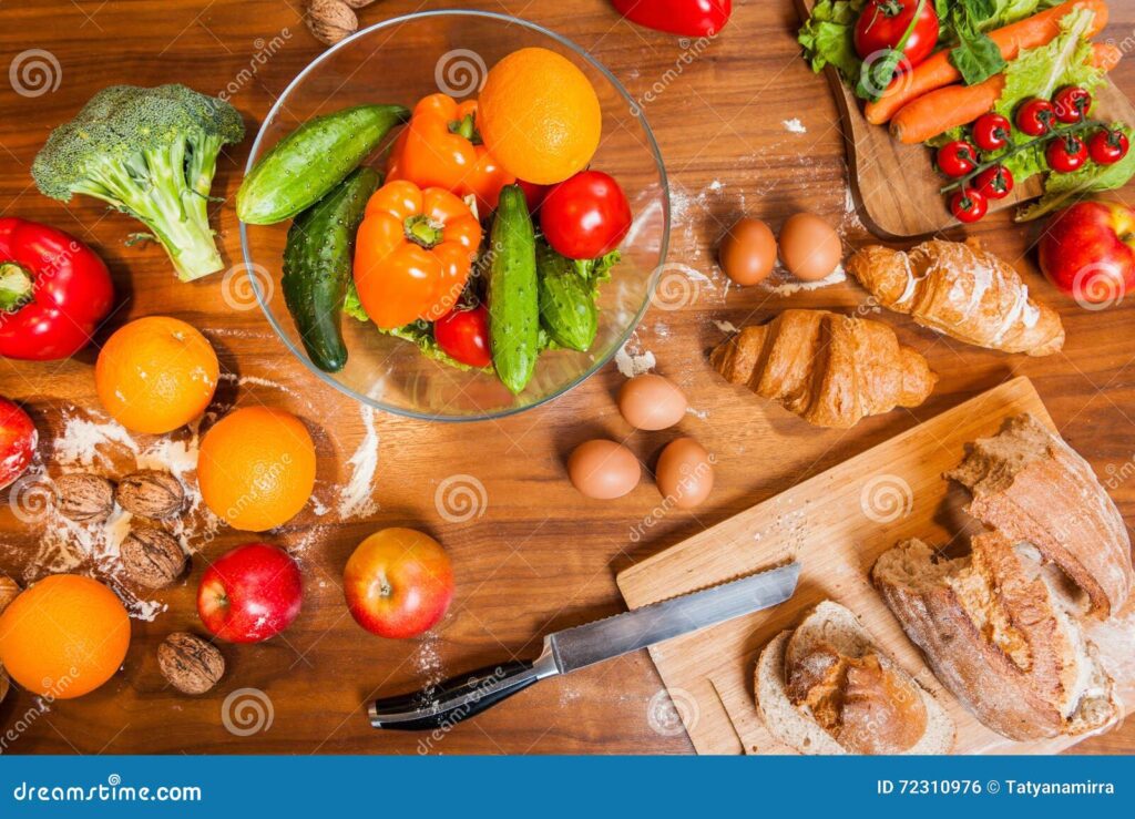 alimentos frescos em uma mesa de cozinha