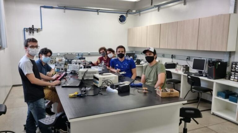 alunos colaborando em laboratorio de engenharia