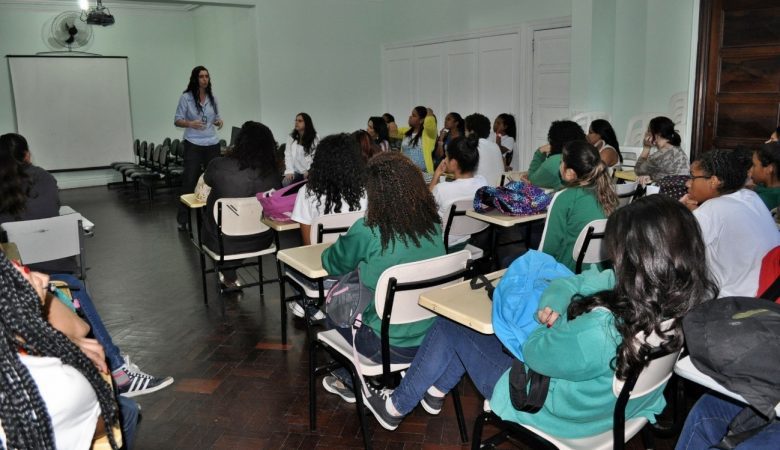 alunos em sala de aula na estacio