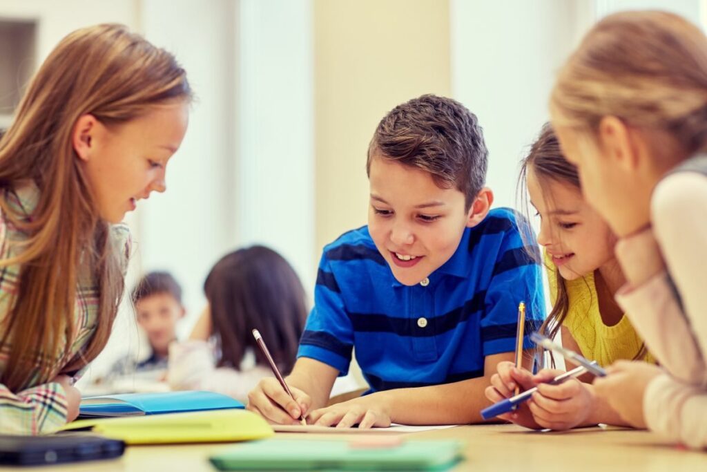 alunos felizes estudando em um ambiente escolar