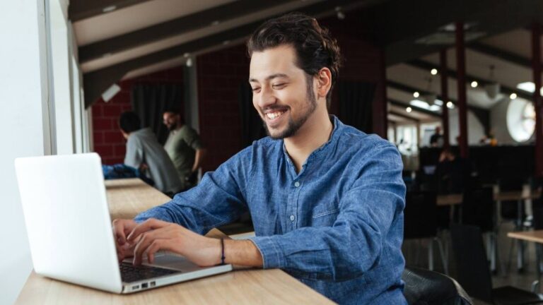 assistente de recursos humanos em ambiente de trabalho