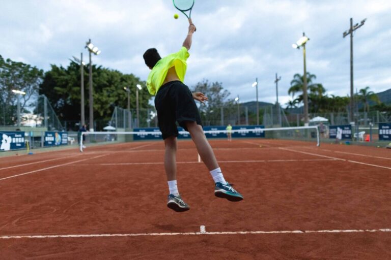 atletas jogando tenis em quadra