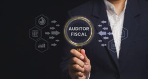 auditor em acao na fiscalizacao tributaria