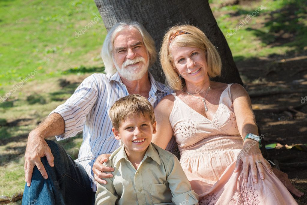 avos abracando criancas em parque