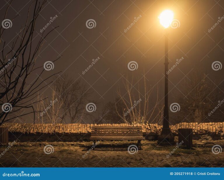 caixa eletronico iluminado a noite