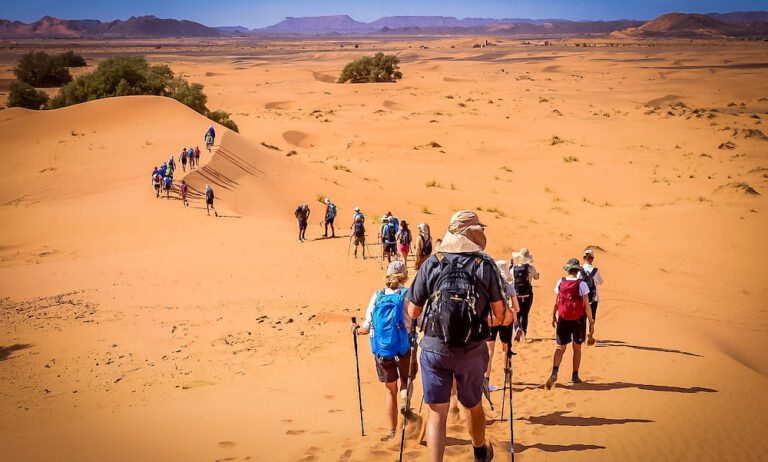 caminhada de nomades em paisagem desertica