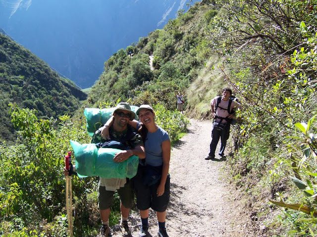 caminho sinuoso levando a um destino vago