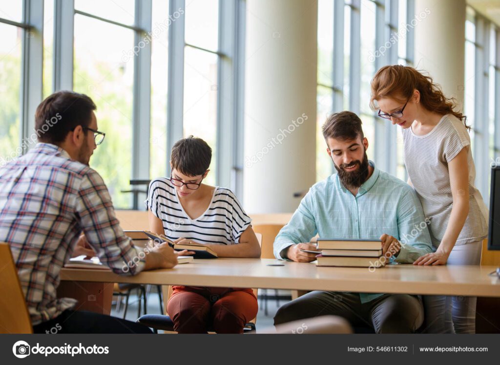 campus universitario com alunos estudando juntos