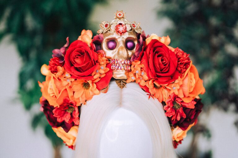catrina decorada com flores coloridas