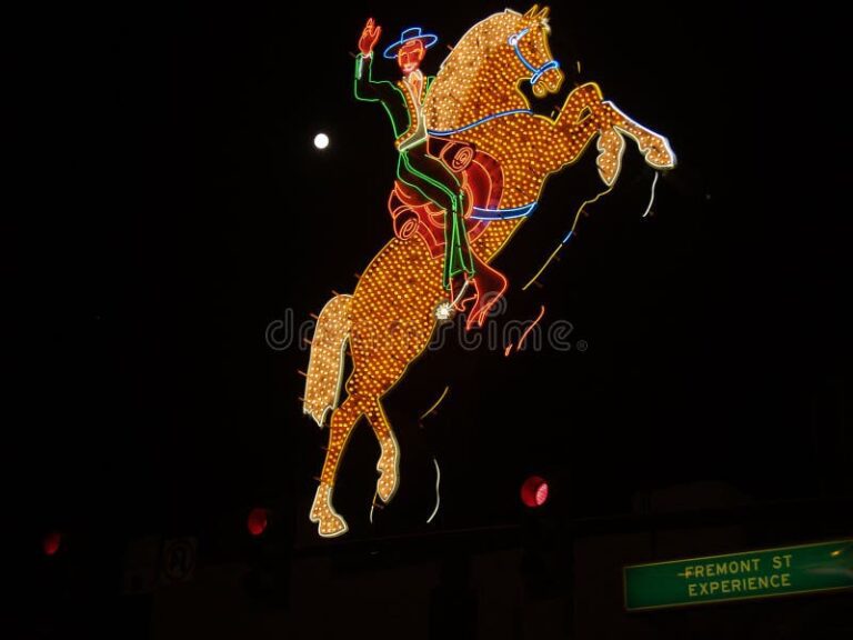 cavalo correndo em um cenario urbano