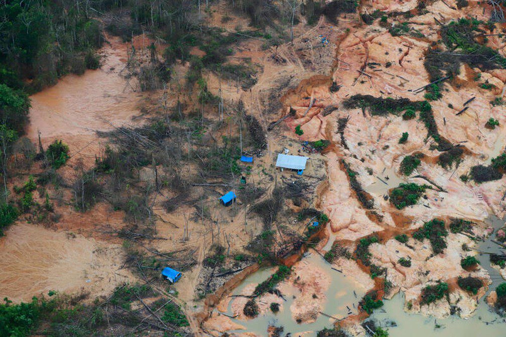 Quais são os impactos do esgotamento de jazidas minerais no meio ambiente