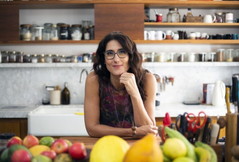 chef paola carosella em acao na cozinha