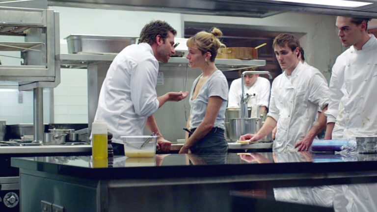 chefs em acao em uma cozinha elegante