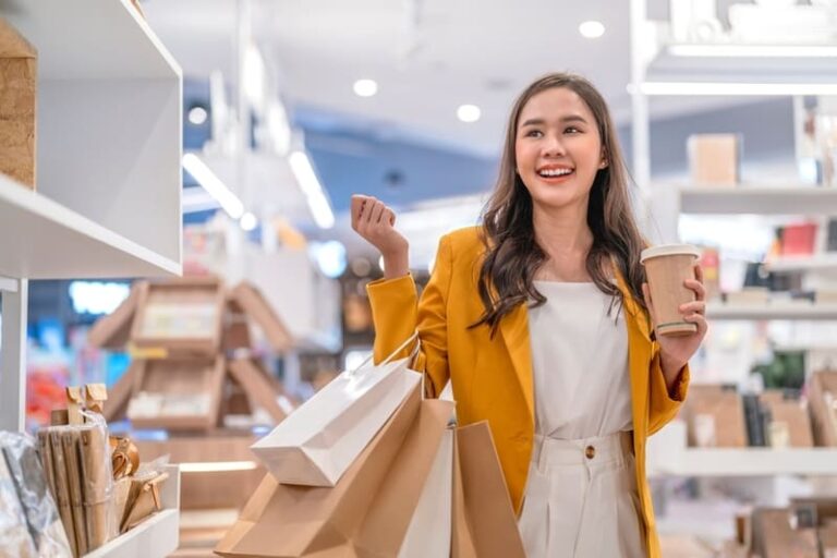 clientes felizes em lojas de shopping