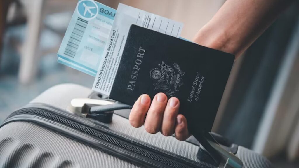 cnh e passaporte em uma mala de viagem