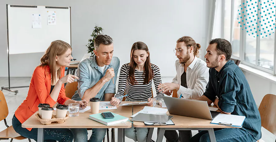 colaboracao em equipe em ambiente de escritorio