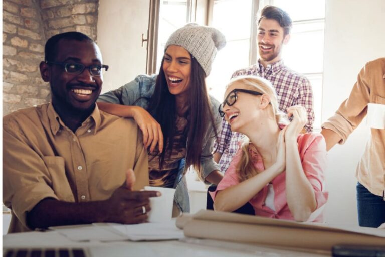 colaboradores felizes em ambiente de trabalho