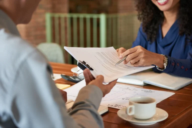 contratos sendo assinados em ambiente profissional