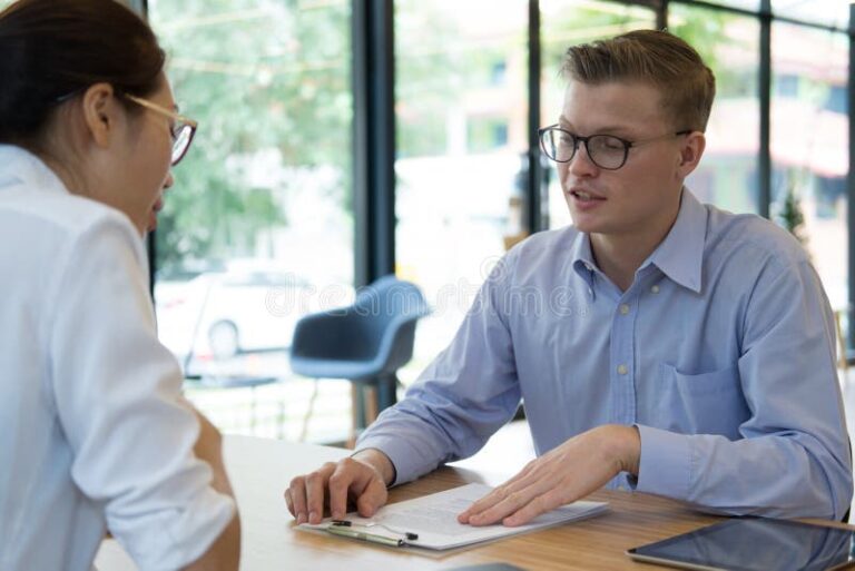 corretor de imoveis com cliente em reuniao