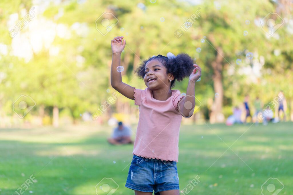 crianca brincando alegremente em um parque