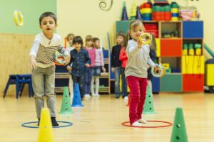 criancas brincando em ambiente escolar estimulante