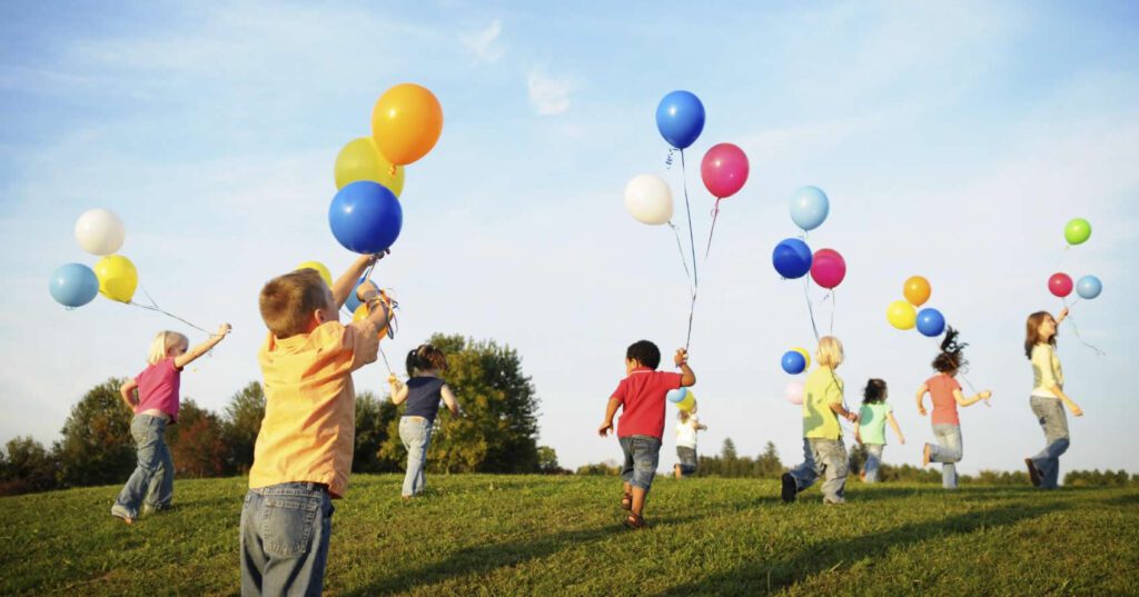 criancas brincando em um ambiente festivo