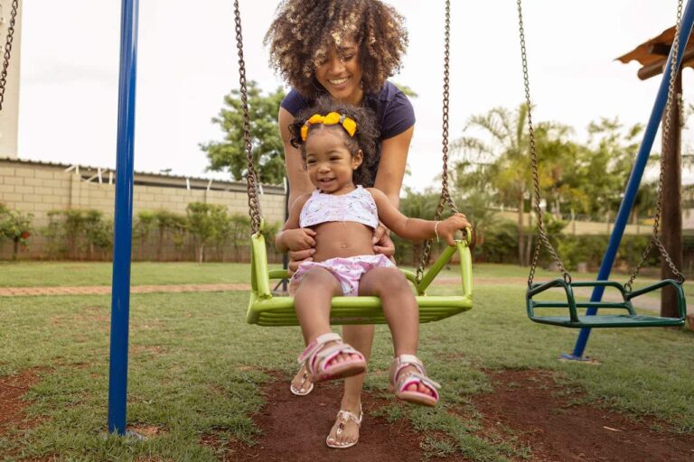 criancas brincando em um parque seguro