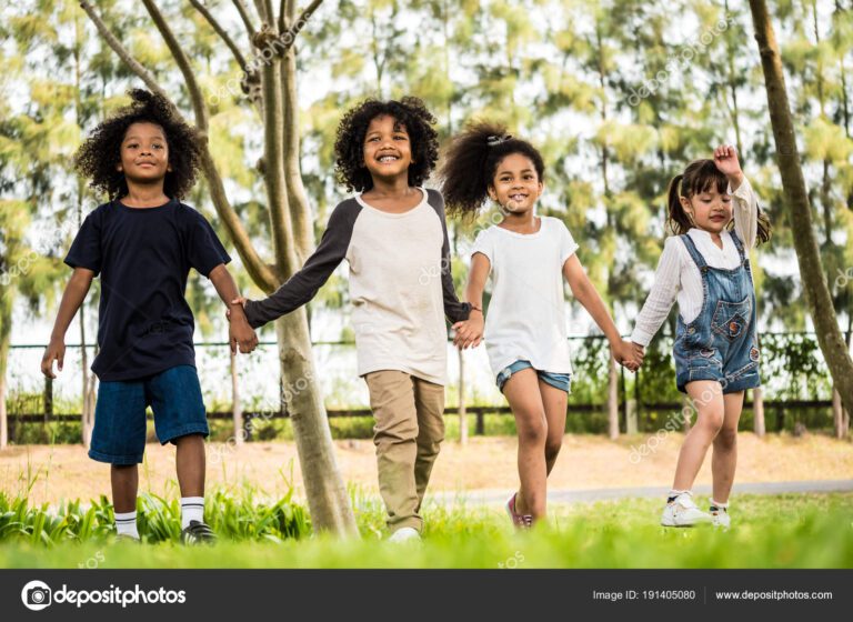 criancas brincando juntas em um parque