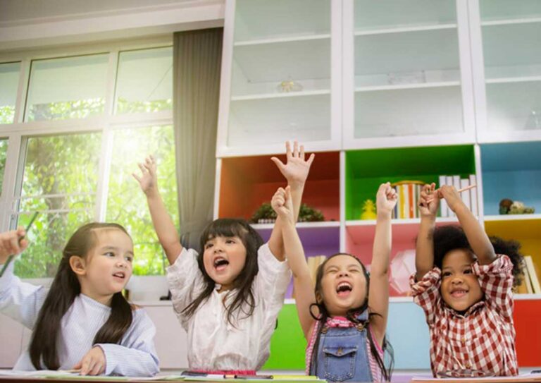 criancas felizes em sala de aula