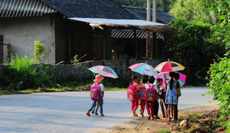 criancas indo para a escola ao amanhecer