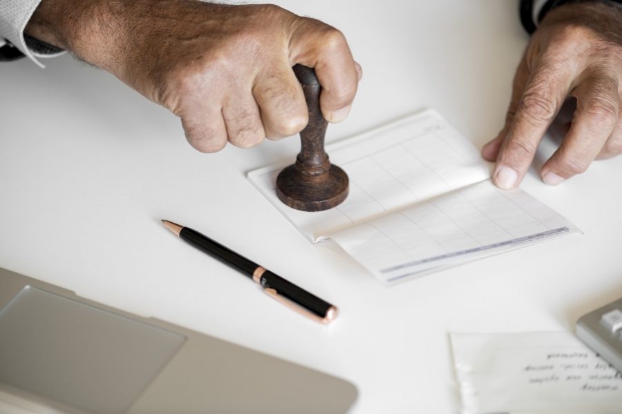 documentos e pessoas realizando registro