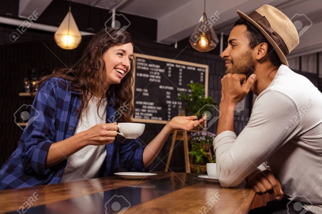 duas pessoas conversando em um cafe