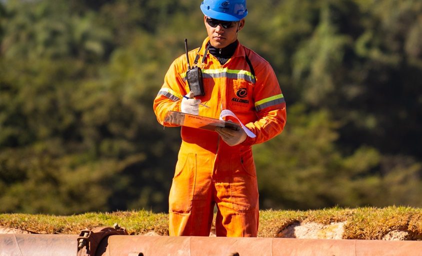 engenheiros em acao em diferentes ambientes