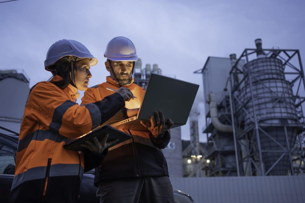 engenheiros trabalhando em projetos mecanicos e eletricos