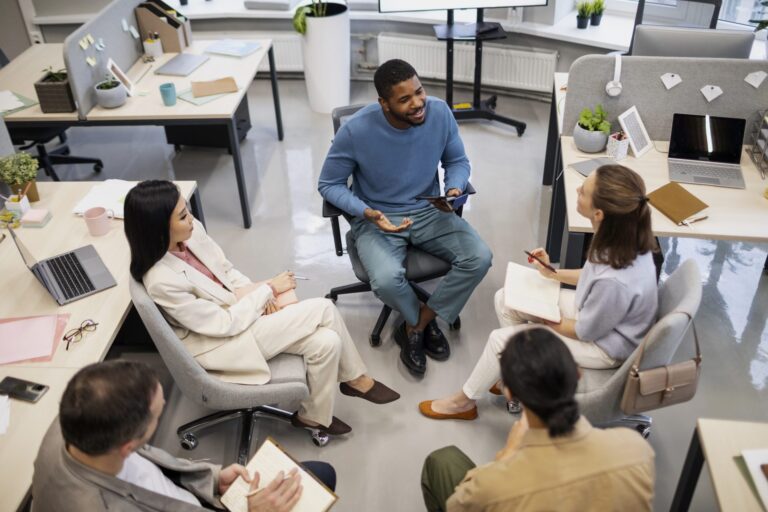 equipe colaborando em um ambiente de trabalho