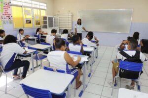 escola particular com alunos em sala de aula