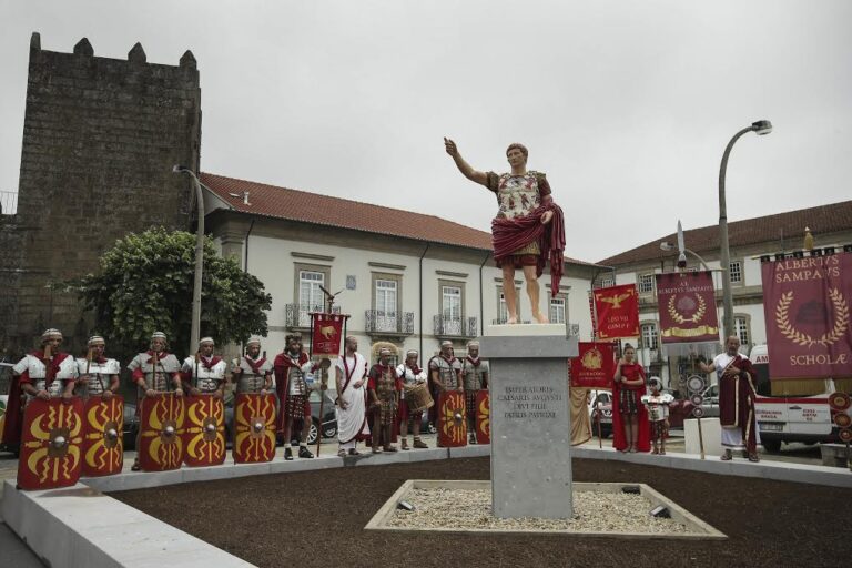 estatua de cesar augusto em exposicao