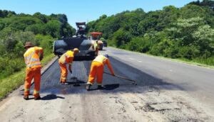 estrada com trabalhadores se deslocando