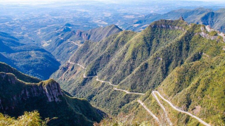 estrada sinuosa entre sao gabriel e campo grande