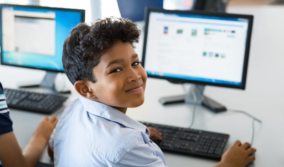 estudante analisando computador com foco