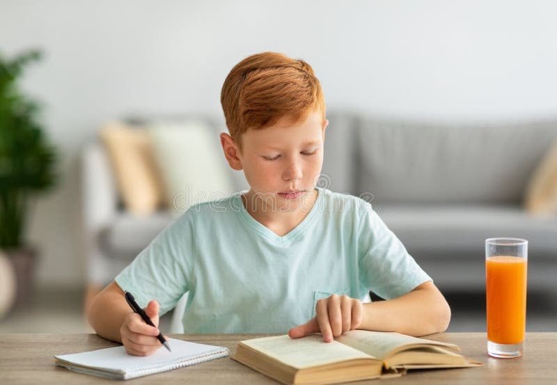 estudante concentrado com livros e anotacoes