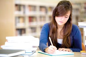 estudante concentrado em ambiente noturno