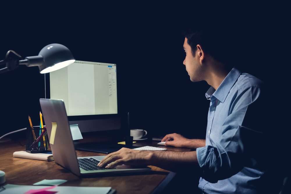 estudante concentrado em ambiente noturno iluminado