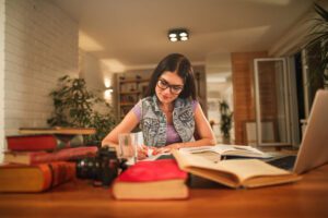 estudante concentrado em uma mesa organizada