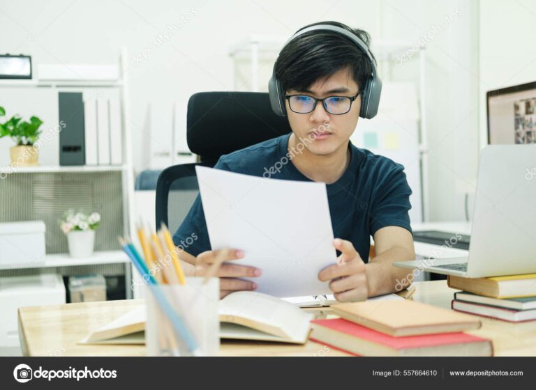 estudante em frente ao computador aprendendo