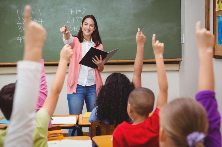 estudante em sala de aula com professores