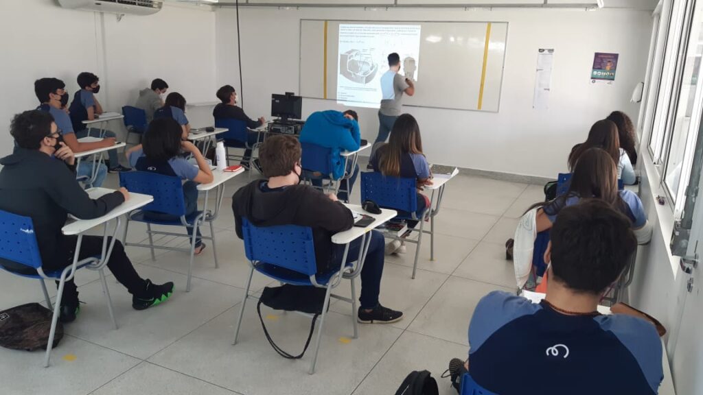 Posso dar aula enquanto estou cursando a faculdade de licenciatura