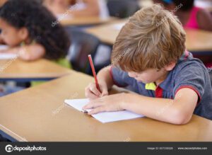 estudante escrevendo em um caderno 4