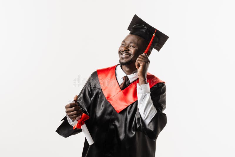 estudante feliz com diploma em maos