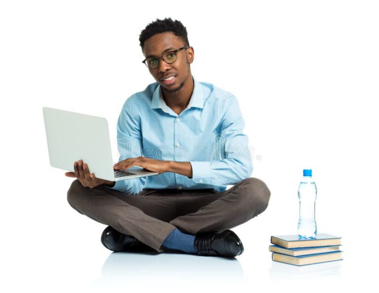 estudante feliz com laptop e livros
